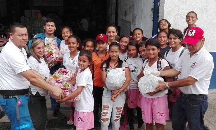 Selección-infantil-femenina-de-futbol-del-Tolima-donando-739x445