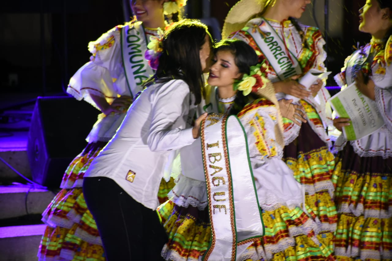 Representante de la comuna 12 fue la ganadora del Reinado Municipal del Folclor 9