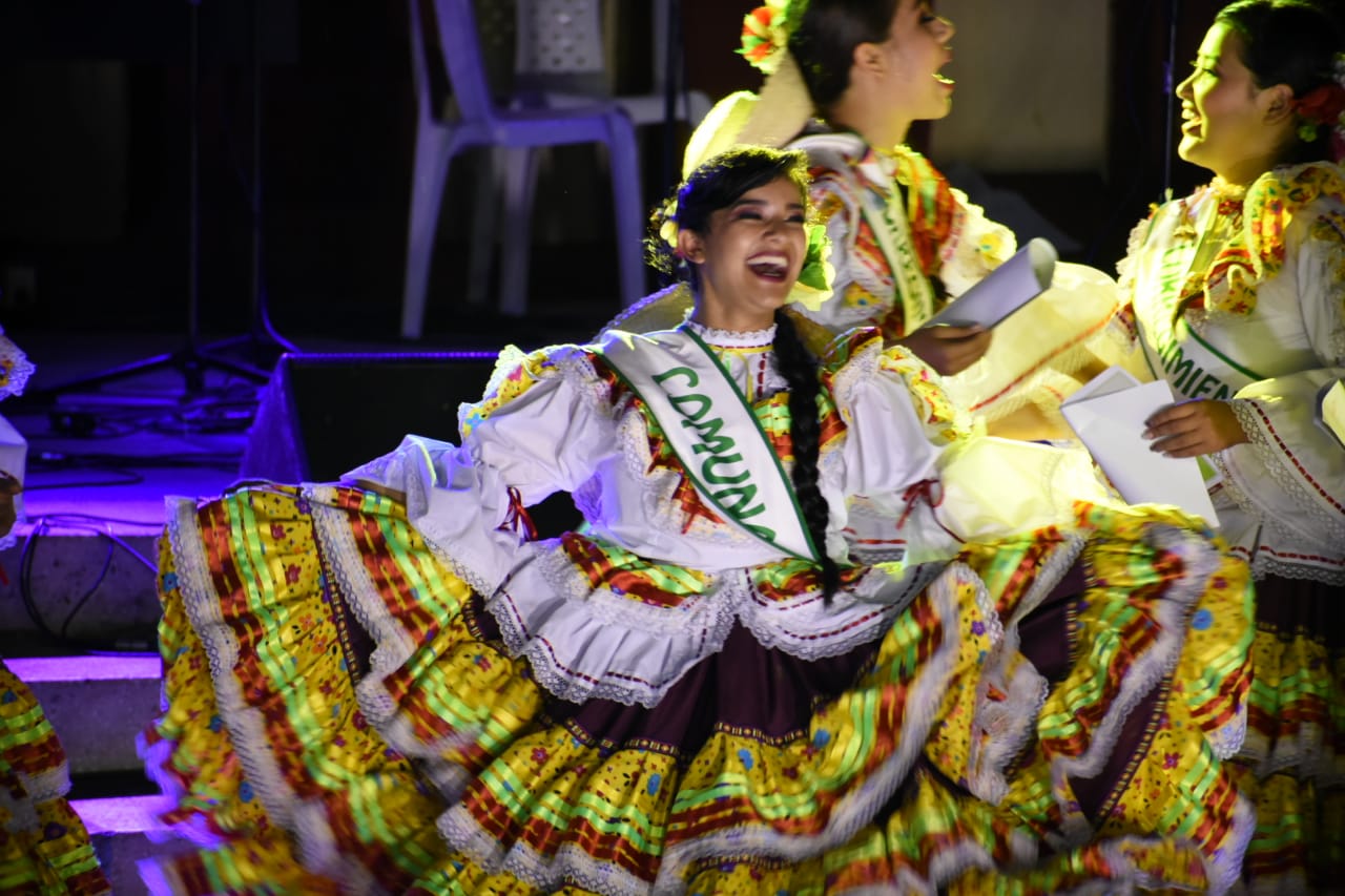 Representante de la comuna 12 fue la ganadora del Reinado Municipal del Folclor 8
