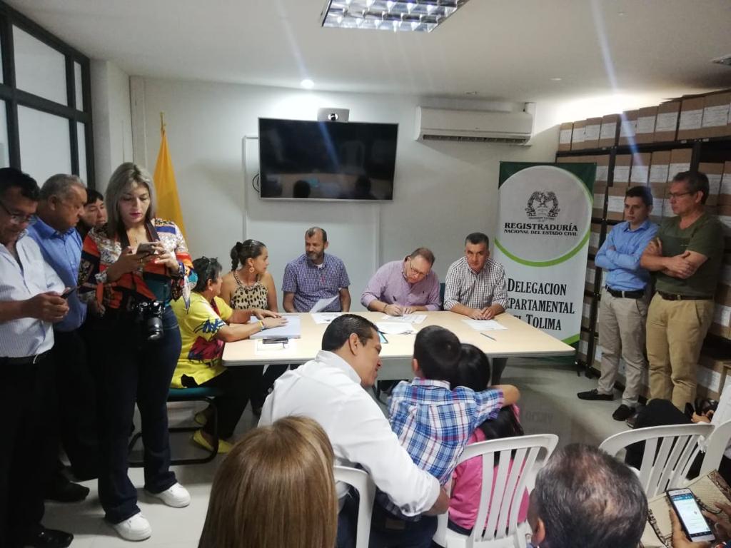Sin comité de aplausos Mauricio Pinto se inscribió como candidato a la Gobernación 9
