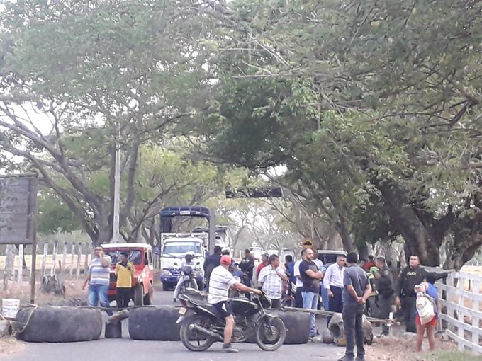 Bloqueada vía a San Luis, habitantes exigen soluciones para el suministro de agua 1