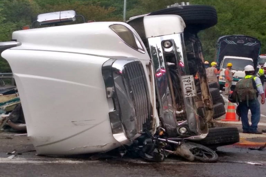 Milagro en la vía Ricaurte-Melgar: motociclista se salvó luego que una tractomula le cayera encima 1