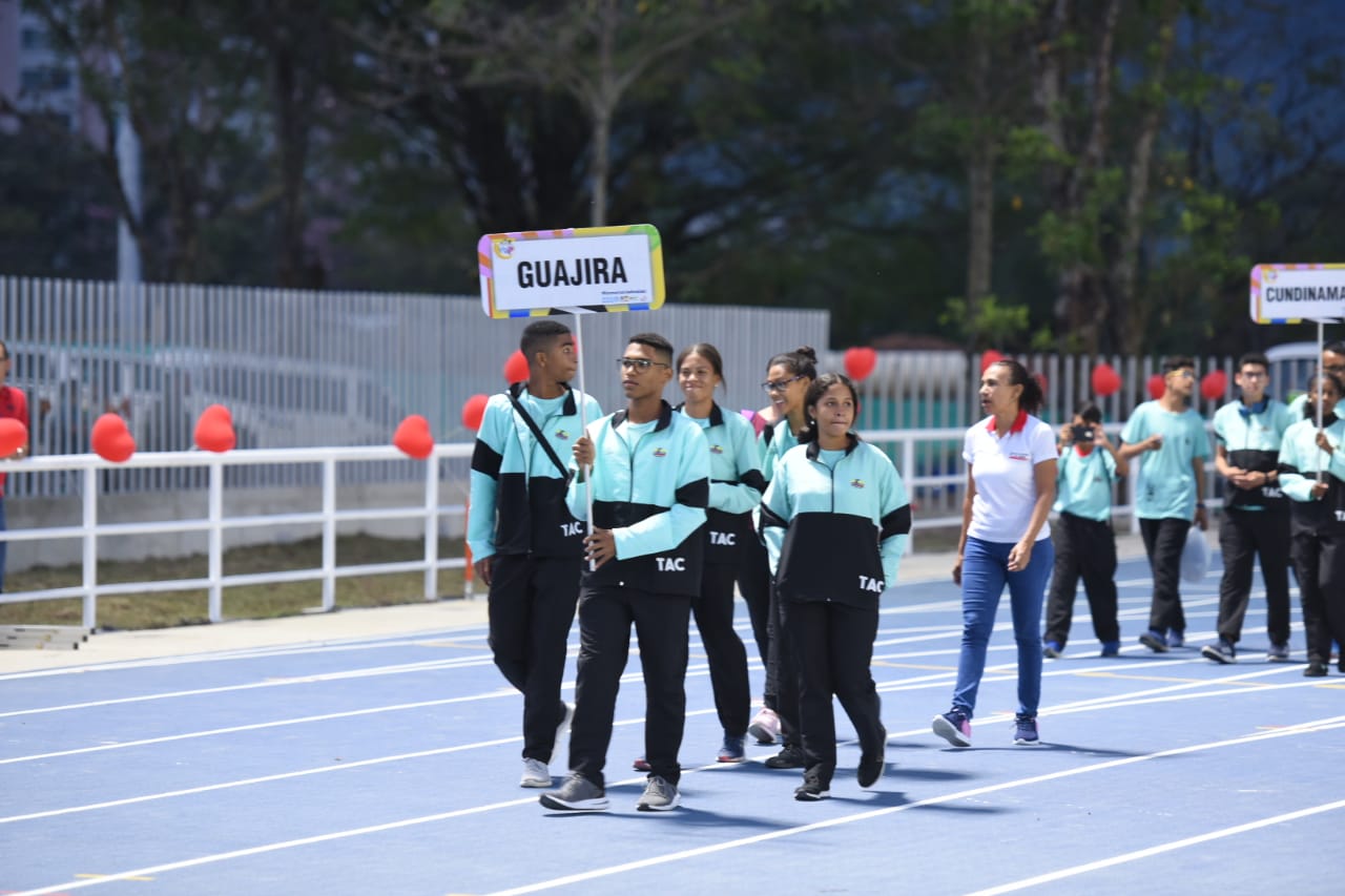 Con presencia de Caterine Ibargüen, se hizo entrega oficial del estadio de atletismo 10
