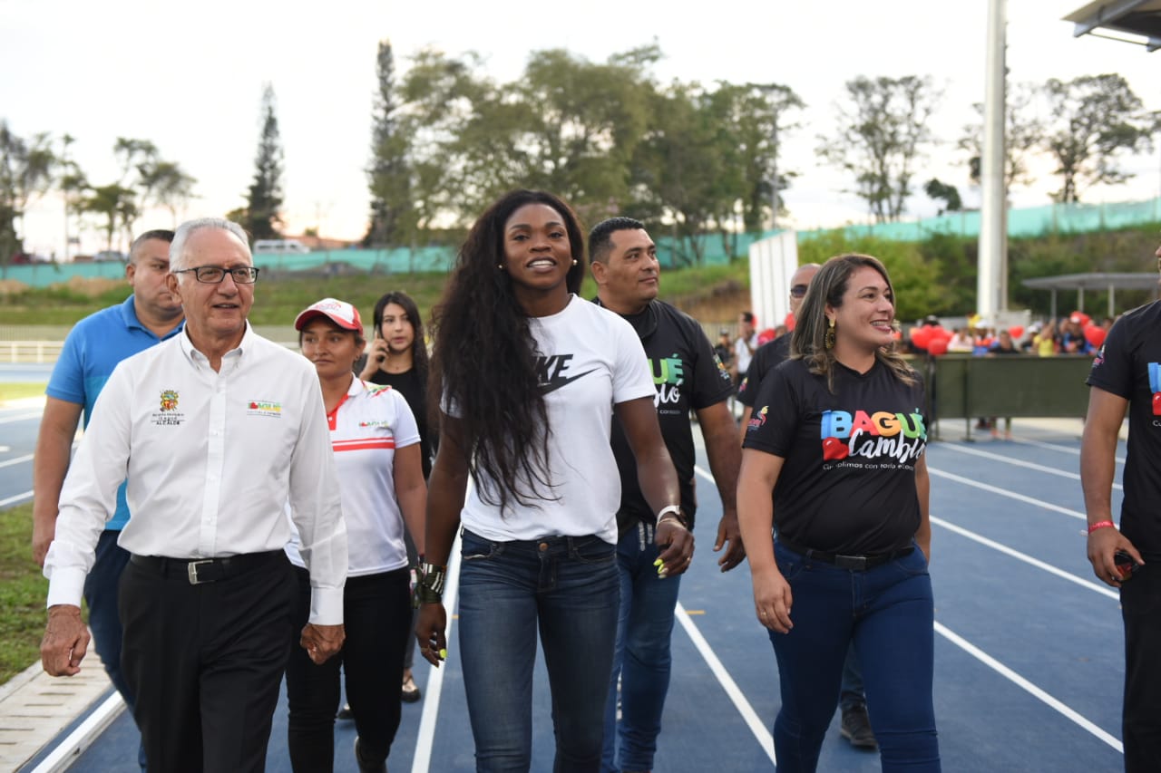 Con presencia de Caterine Ibargüen, se hizo entrega oficial del estadio de atletismo 7