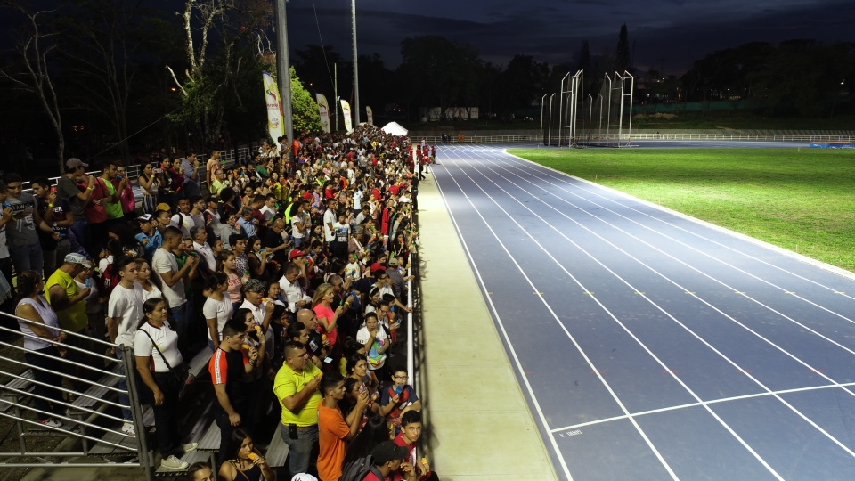 Con presencia de Caterine Ibargüen, se hizo entrega oficial del estadio de atletismo 9