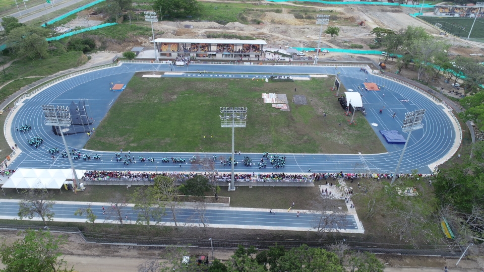 Con presencia de Caterine Ibargüen, se hizo entrega oficial del estadio de atletismo 8