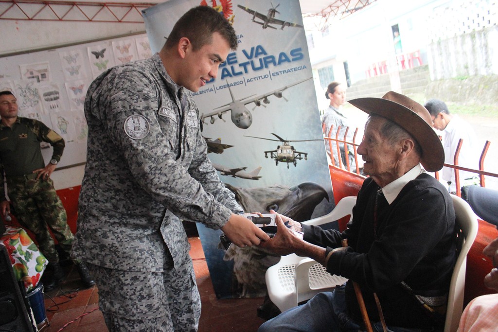 Miembros de la Fuerza Aérea llegaron a Icononzo para apoyar a los abuelitos 1