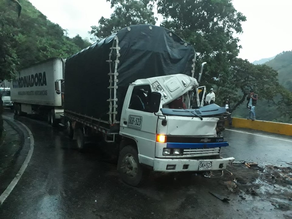 Múltiple choque en la vía Ibagué-Cajamarca genera gran congestión 3
