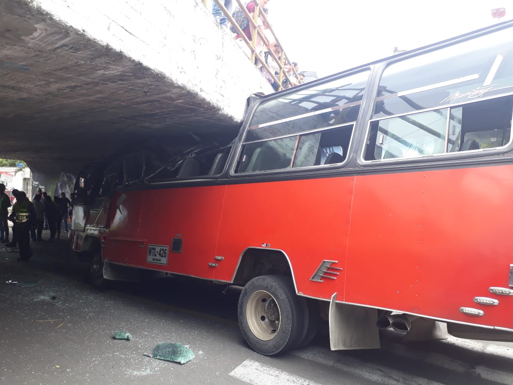 Rescatan a conductor atrapado en buseta que chocó contra puente 3