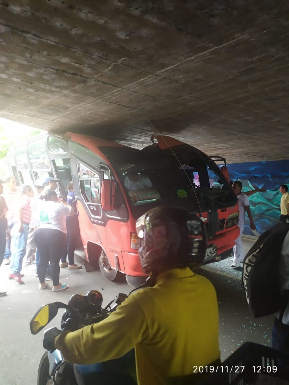 Rescatan a conductor atrapado en buseta que chocó contra puente 4