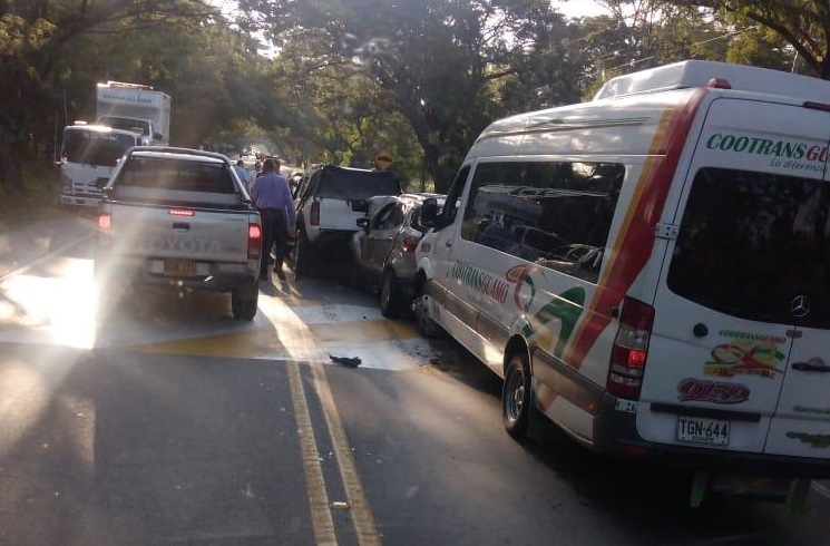 Choque múltiple genera caos vehicular en la vía Ibagué – El Espinal 1