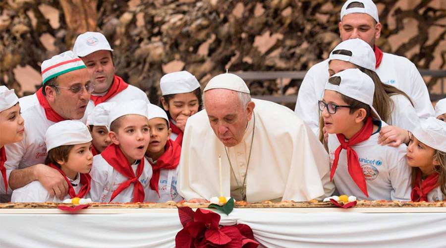 El terrible dolor que padece el Papa Francisco que no le permite ponerse de pie 1
