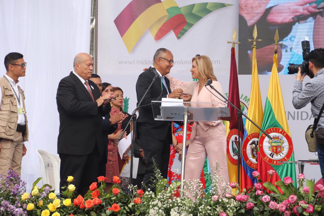 Ante el gobernador del Tolima se posesionó Olga Lucía Alfonso como directora de Cortolima 7