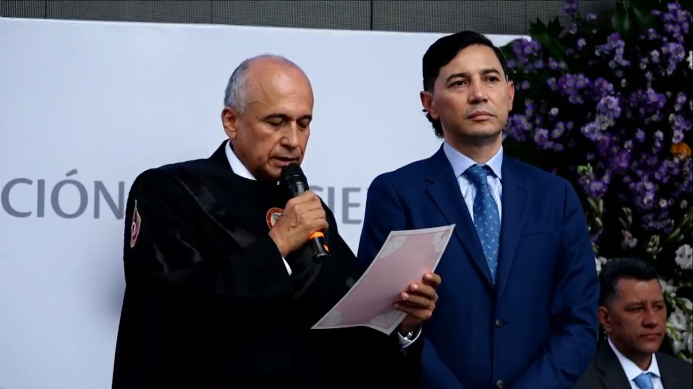 Hurtado se posesionó como Alcalde 5