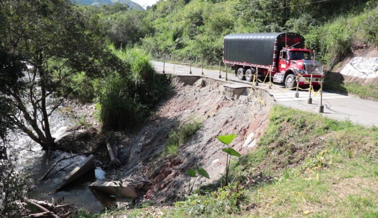 Emergencia en la vía Ataco – Planadas, se mantiene el paso a un carril 1