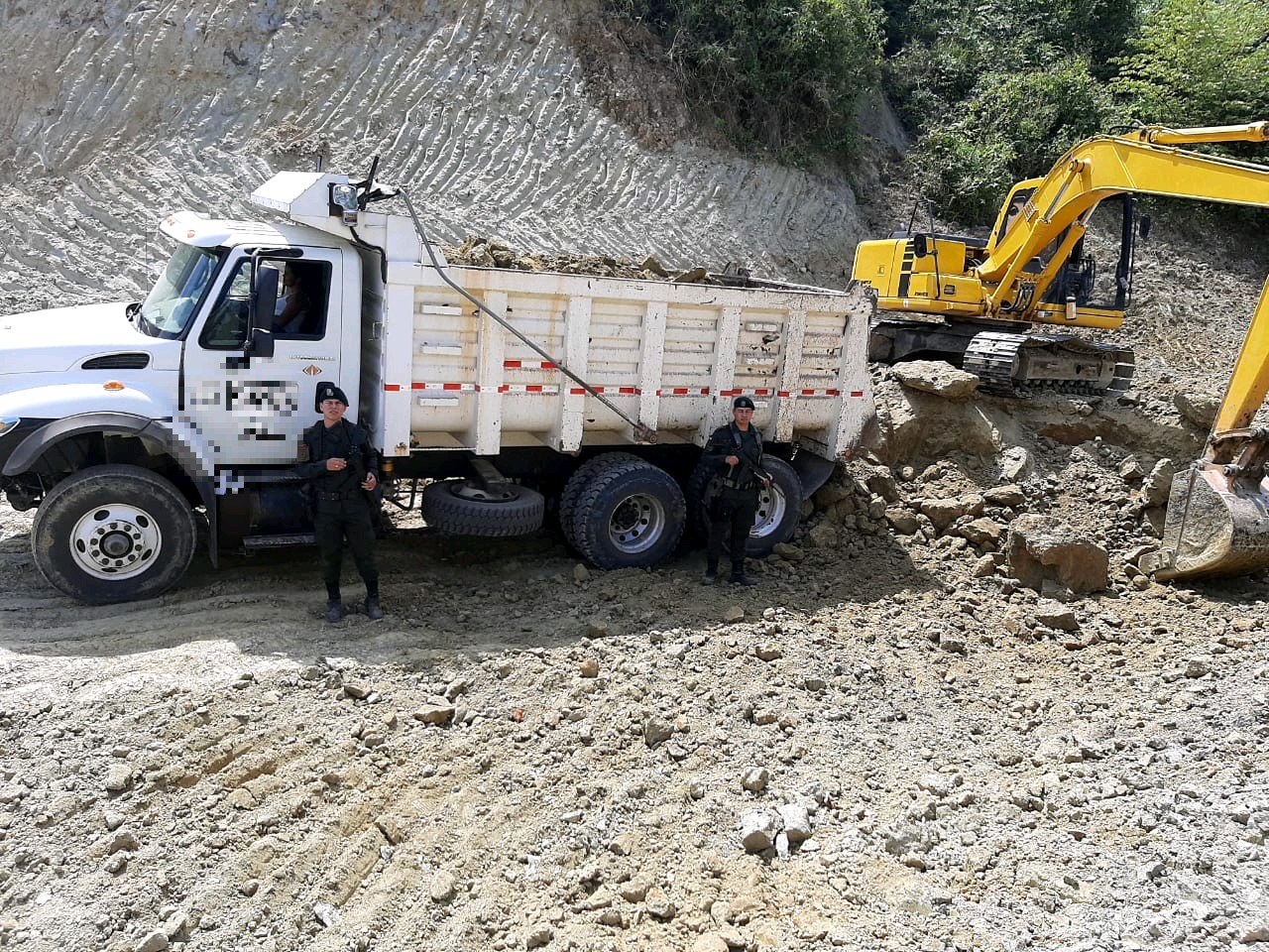 Autoridades dan golpe a la minería ilegal 3