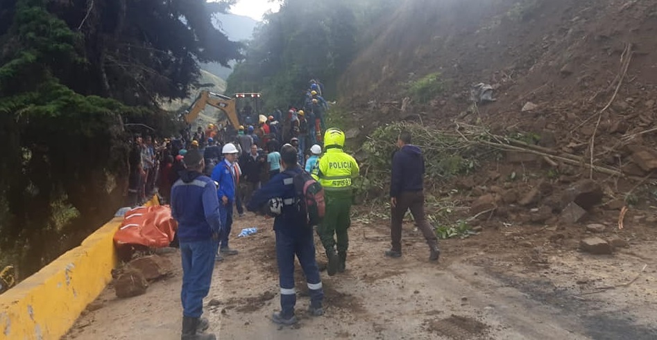 Rescatan a dos personas que quedaron atrapadas en un derrumbe en La Línea 7