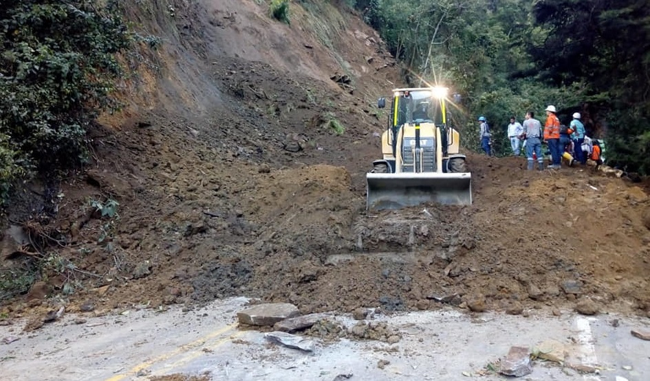 Rescatan a dos personas que quedaron atrapadas en un derrumbe en La Línea 9