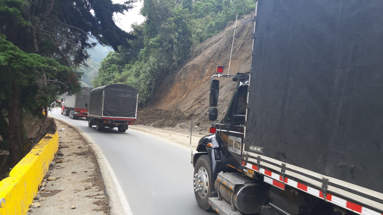 Paso a un carril en la vía que conduce a Ibagué con Calarcá 1