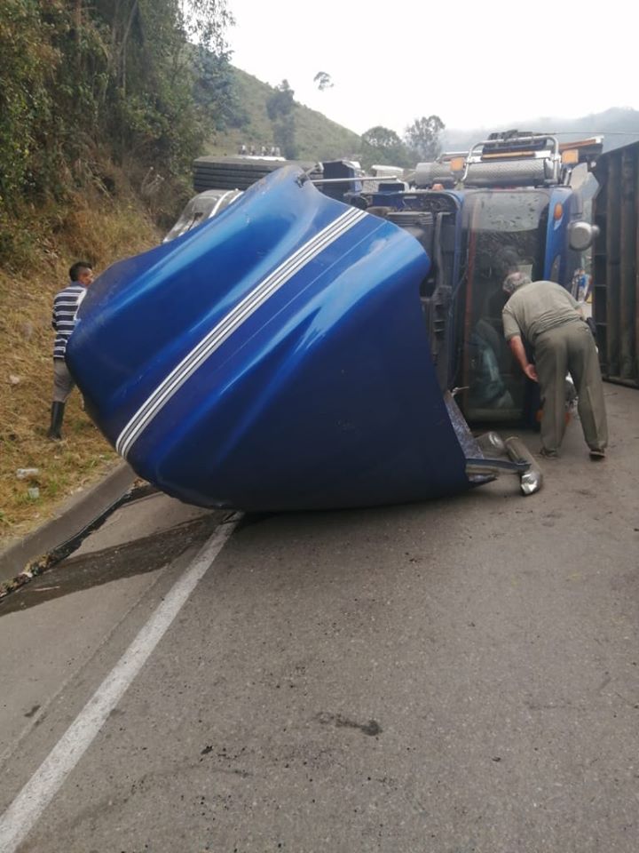 Aparatoso accidente de un tractocamión en La Línea dejó un muerto 1