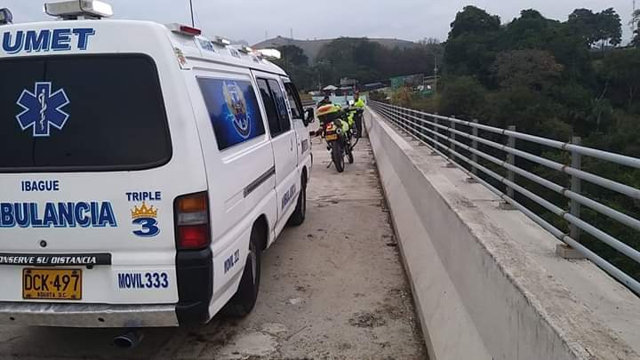 Joven se lanza del puente de la variante 1