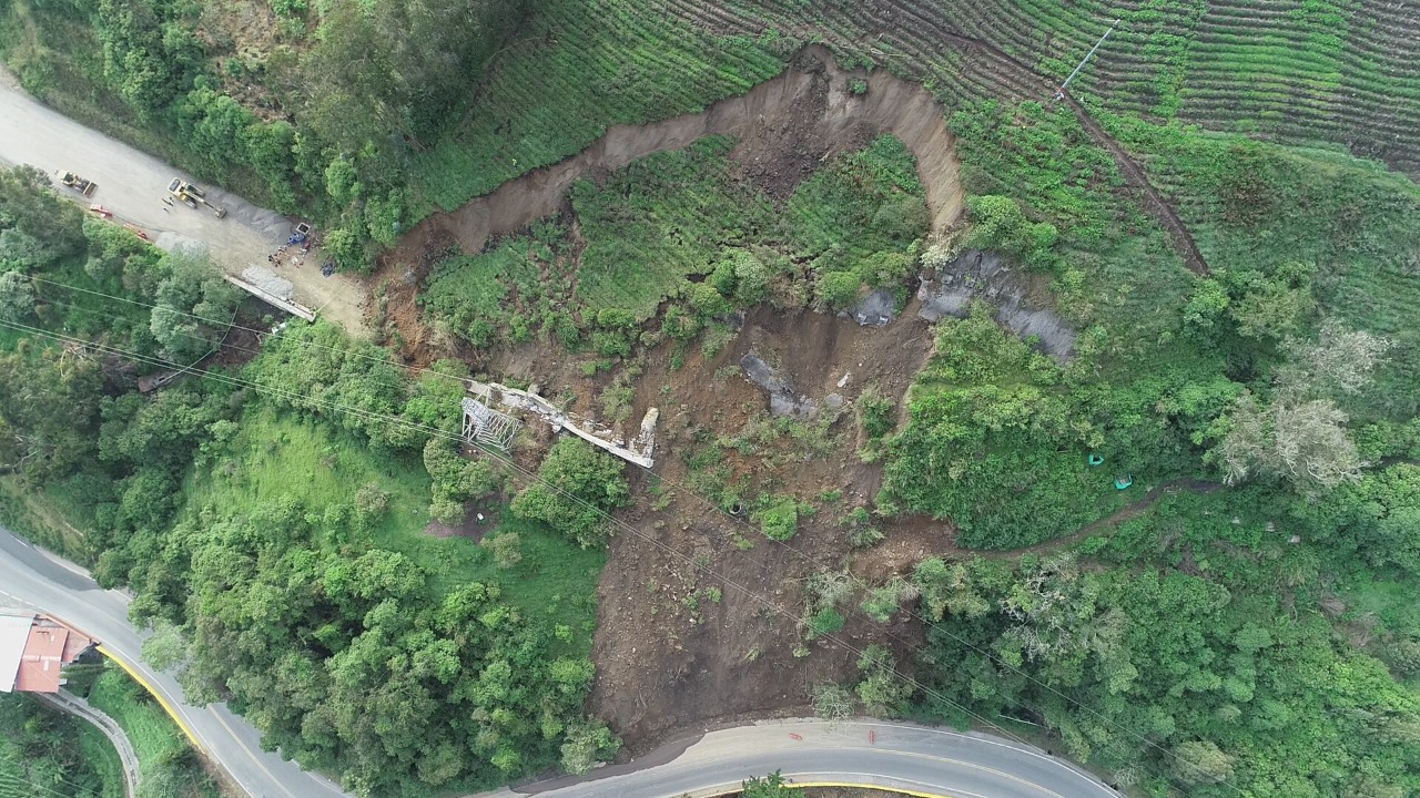 Persiste el peligro la vía Cajamarca – Calarcá en el sector de La Paloma 4