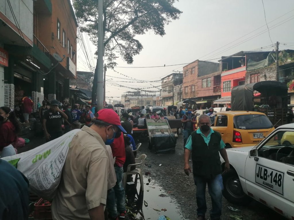 Caos en la Plaza de la 21, ibaguereños se desbordan para hacer compras 1