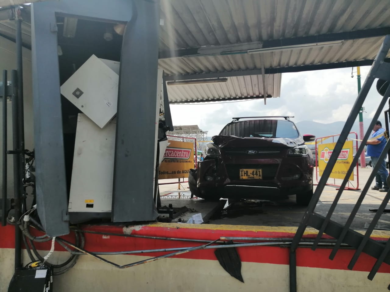 Camioneta chocó contra el cajero de Mercacentro 4 en Ibagué 5