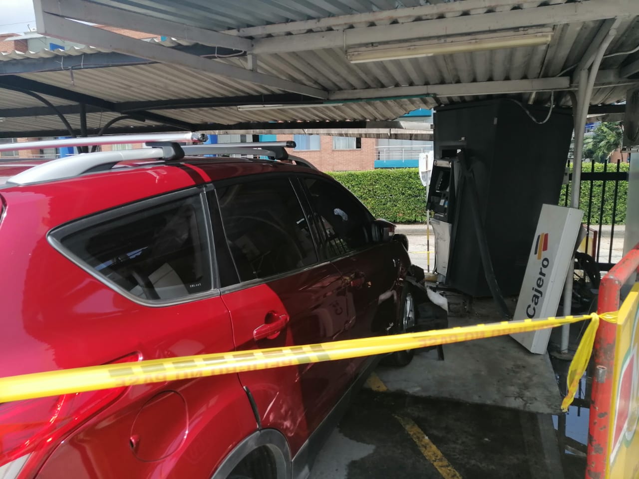 Camioneta chocó contra el cajero de Mercacentro 4 en Ibagué 4