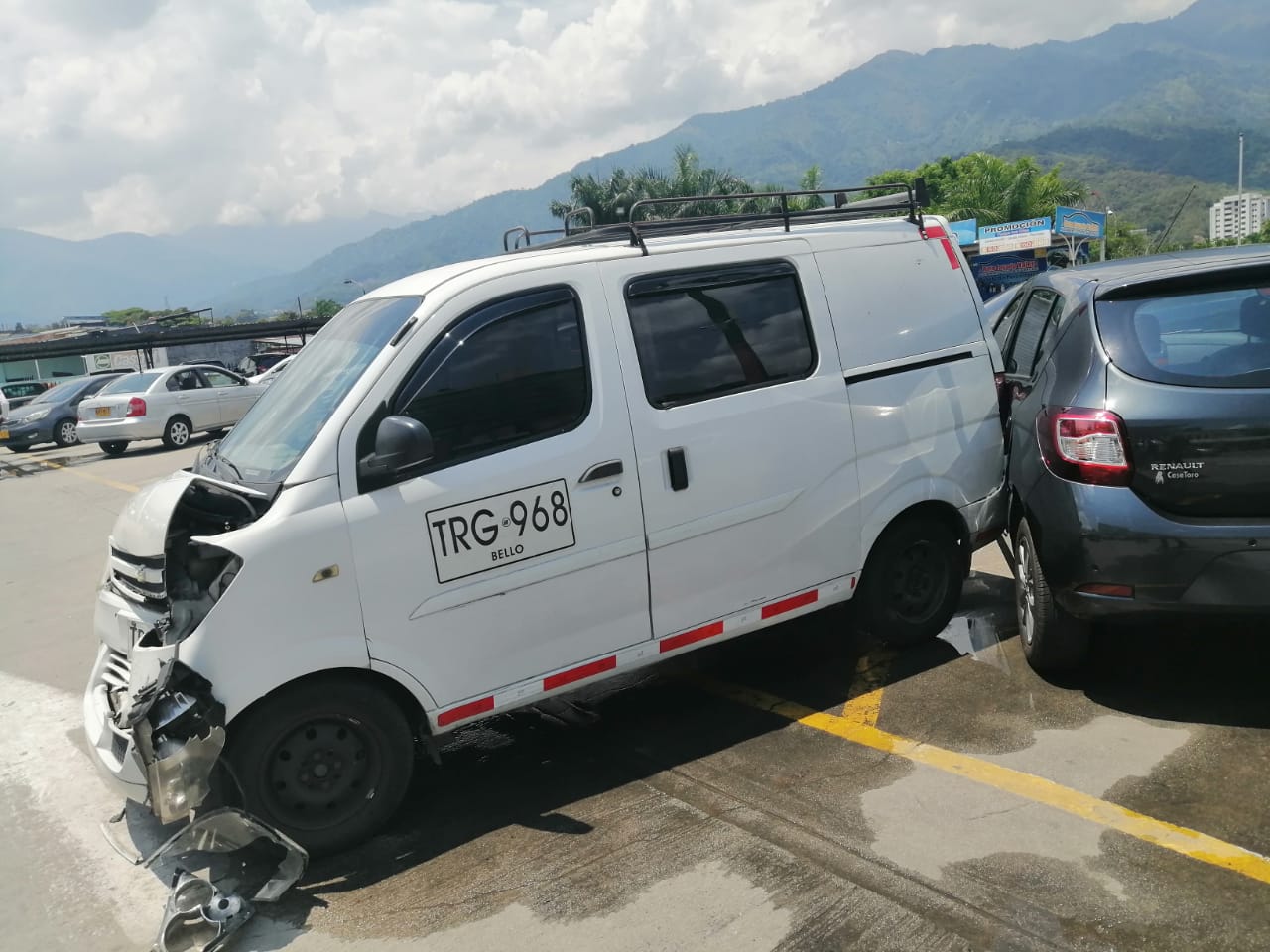Camioneta chocó contra el cajero de Mercacentro 4 en Ibagué 3