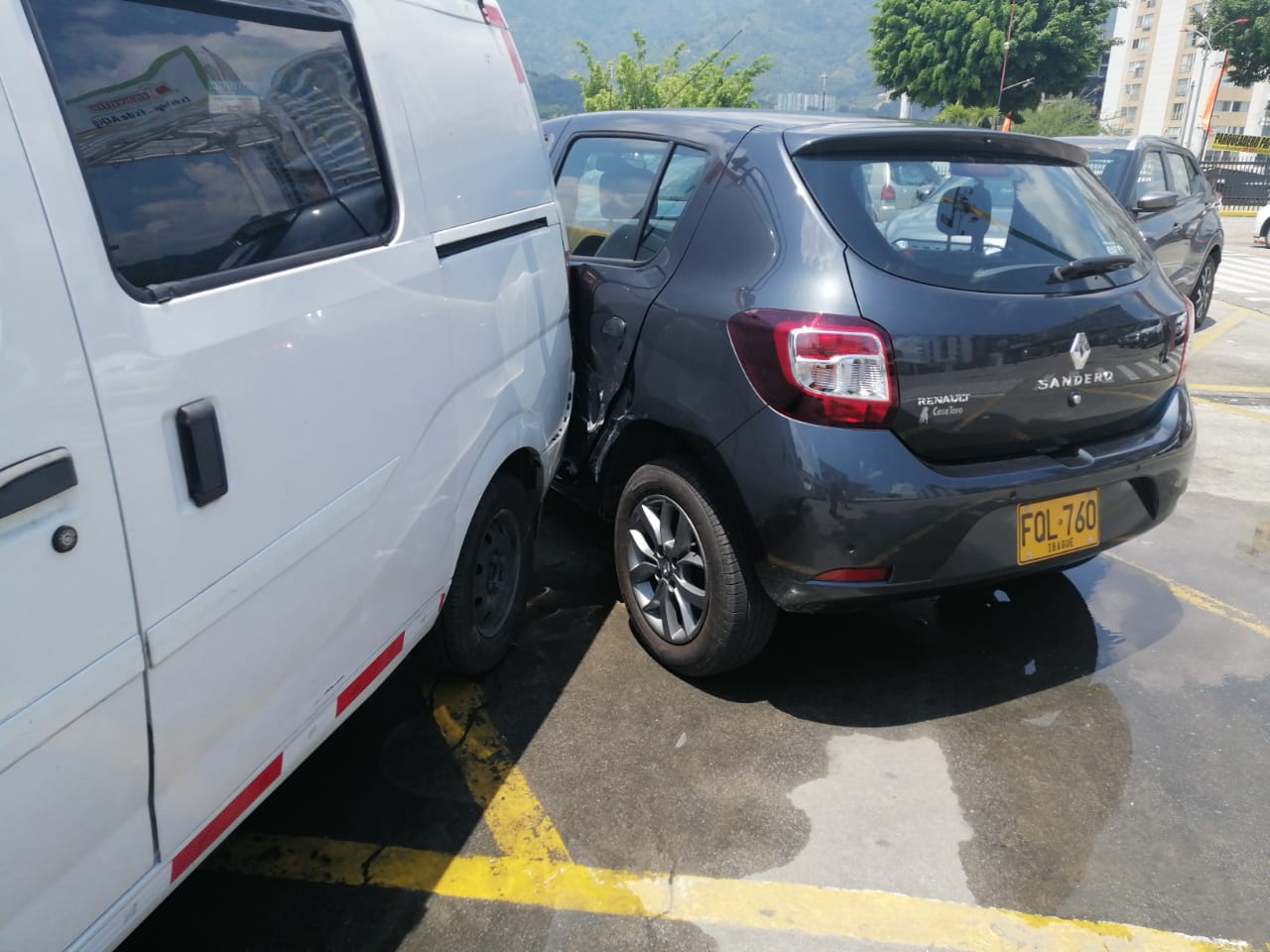 Camioneta chocó contra el cajero de Mercacentro 4 en Ibagué 8
