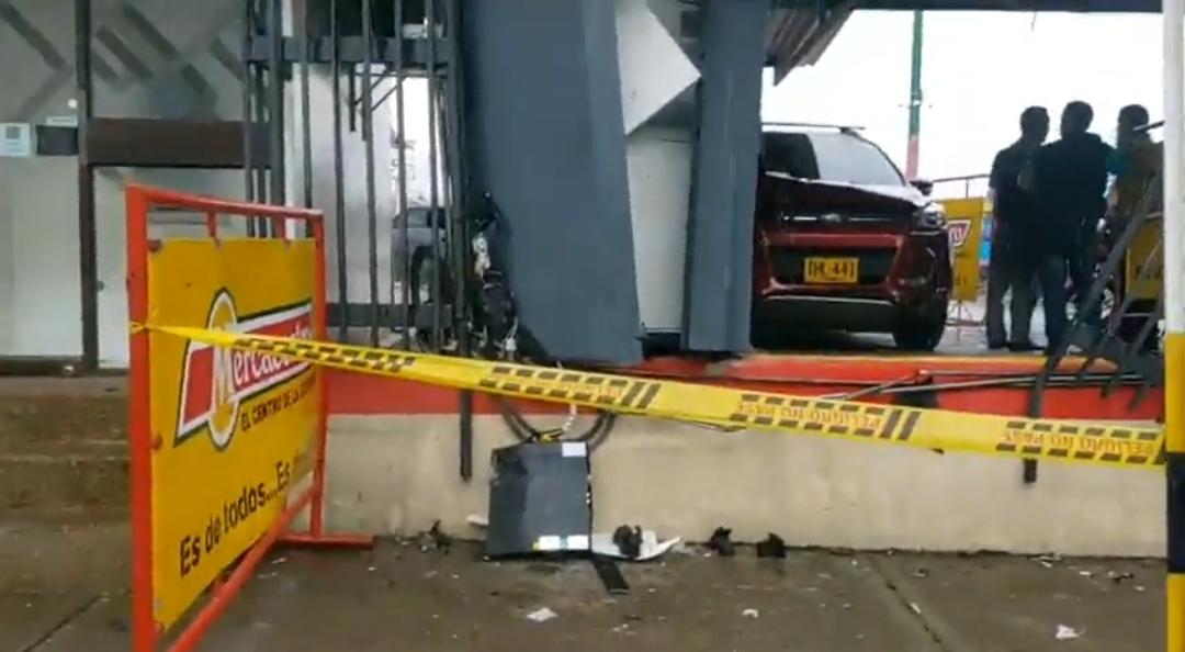 Camioneta chocó contra el cajero de Mercacentro 4 en Ibagué 1