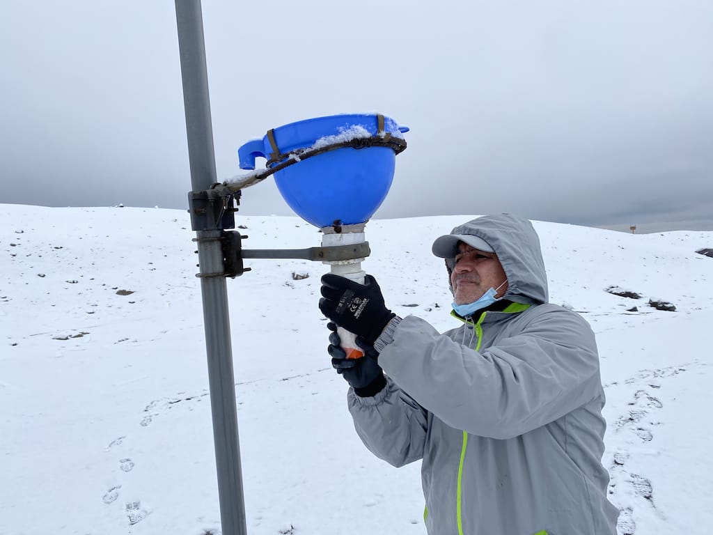 Trabajo en medio de la nieve del Nevado del Ruiz 1