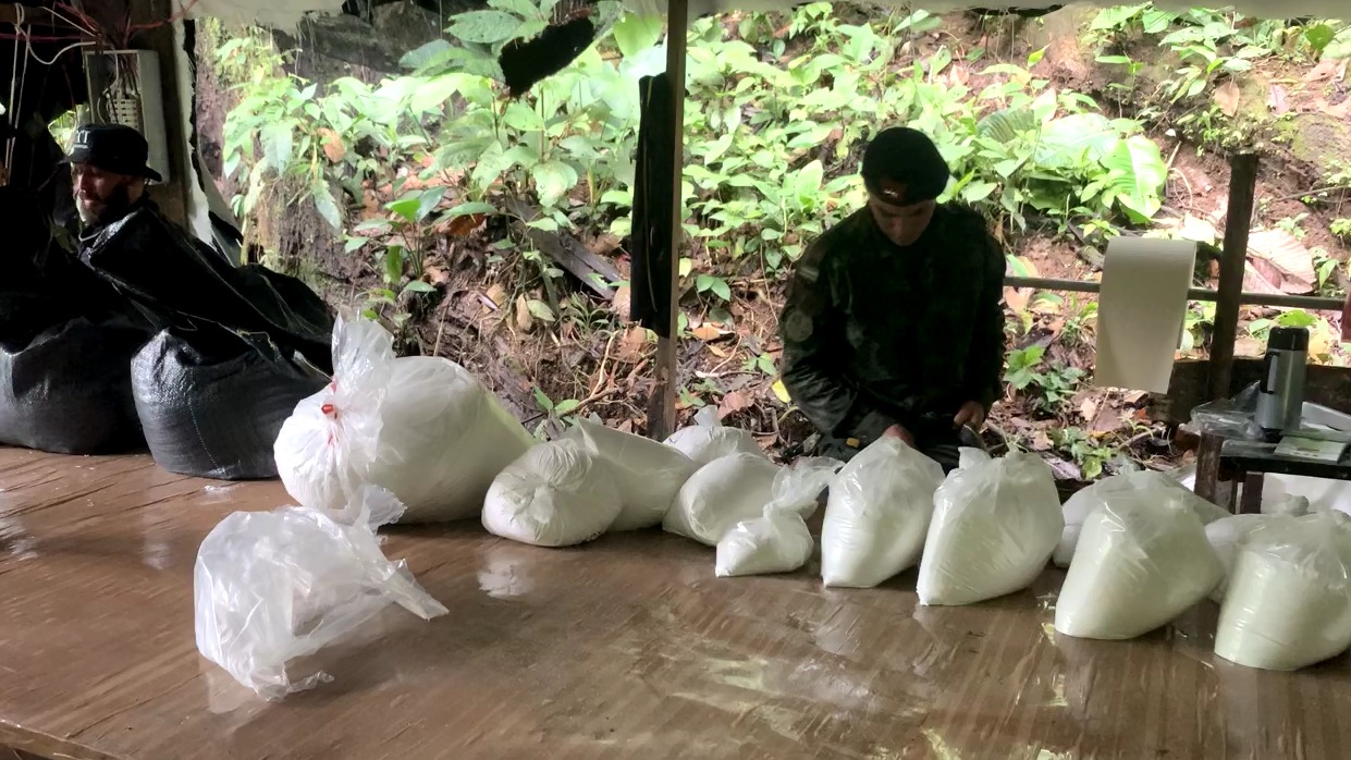 Destruyen gigantesco laboratorio de droga en zona selvática 10