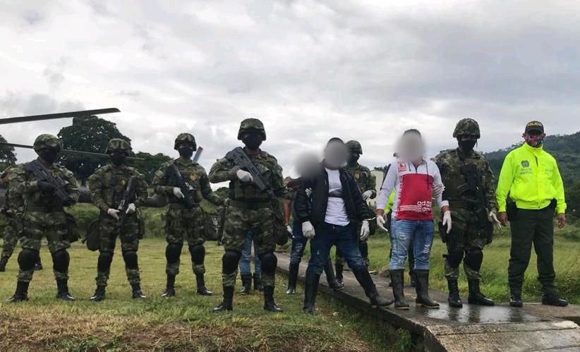 Con granadas y armamento capturan a disidentes de las FARC 1