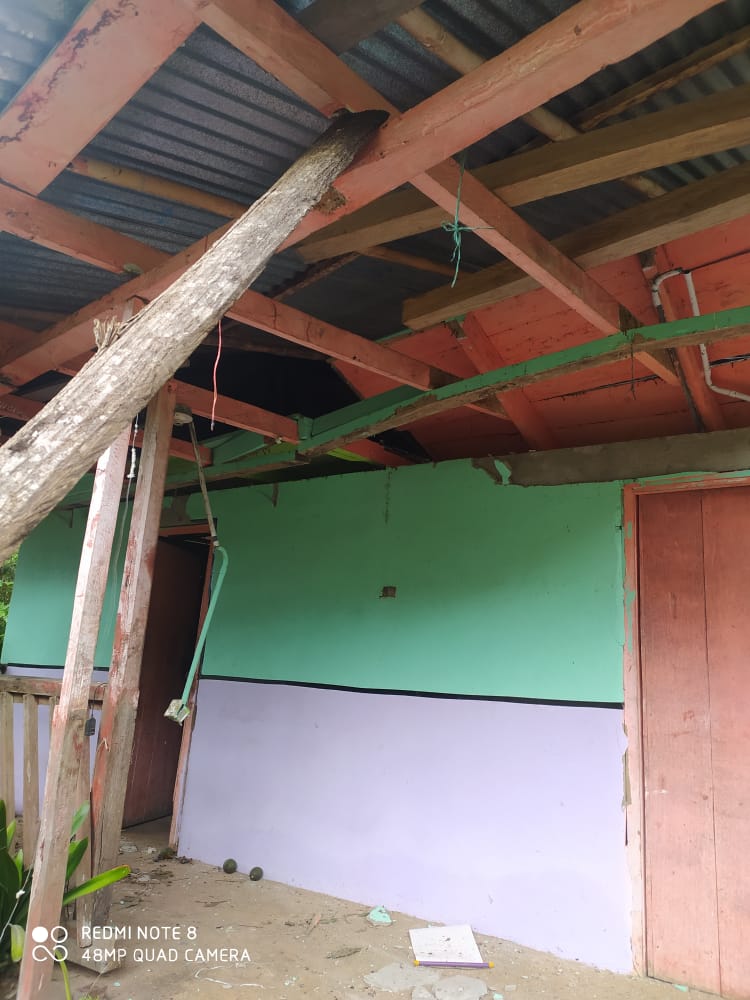Jeep cargado con aguacate cayó sobre una vivienda en Casabianca 8