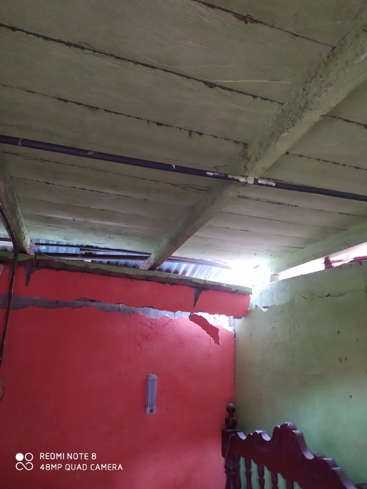 Jeep cargado con aguacate cayó sobre una vivienda en Casabianca 9
