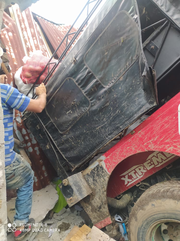 Jeep cargado con aguacate cayó sobre una vivienda en Casabianca 7