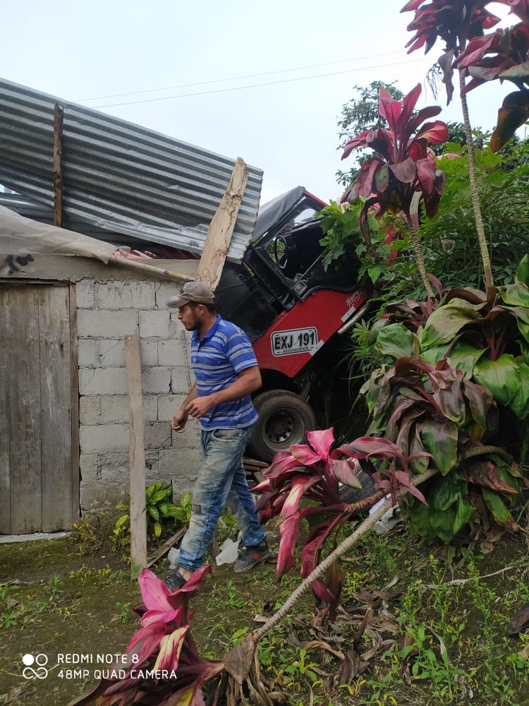 Jeep cargado con aguacate cayó sobre una vivienda en Casabianca 1