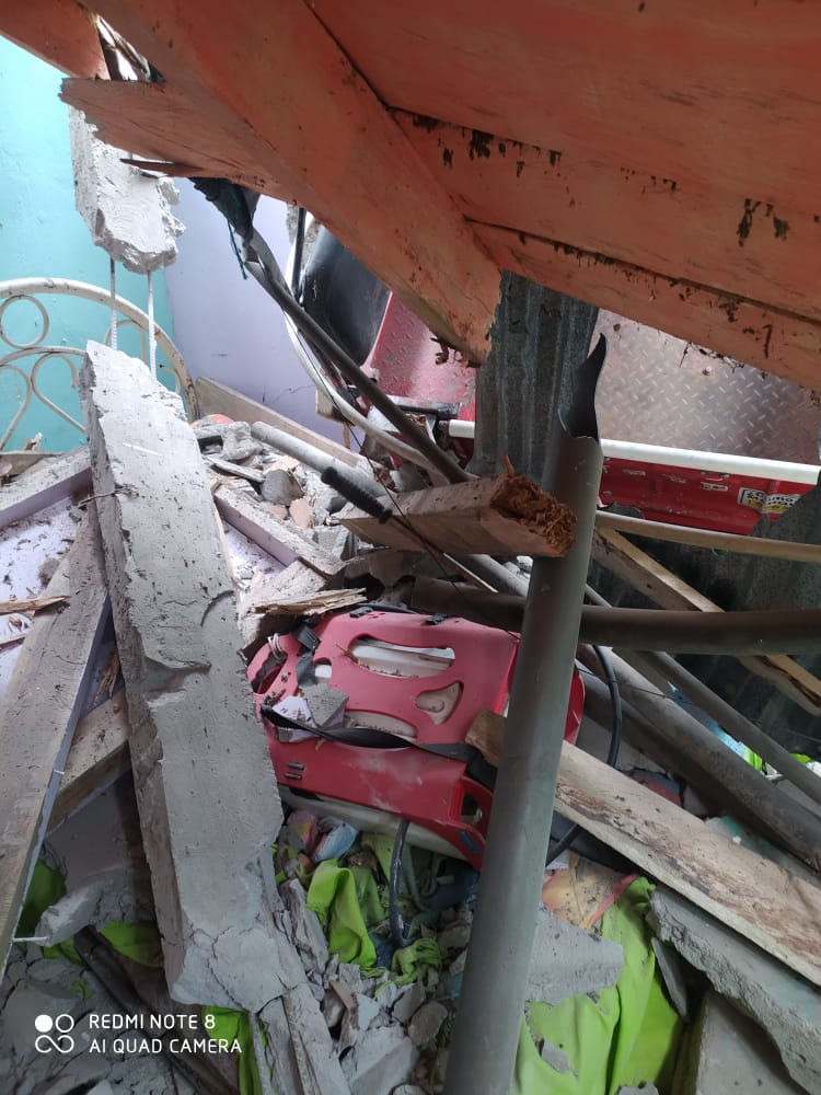 Jeep cargado con aguacate cayó sobre una vivienda en Casabianca 2