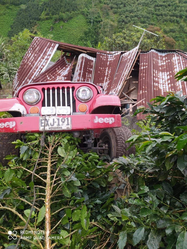 Jeep cargado con aguacate cayó sobre una vivienda en Casabianca 4