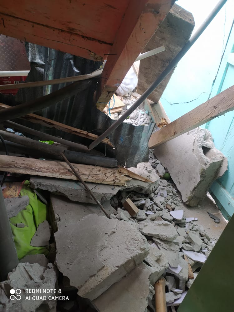 Jeep cargado con aguacate cayó sobre una vivienda en Casabianca 10
