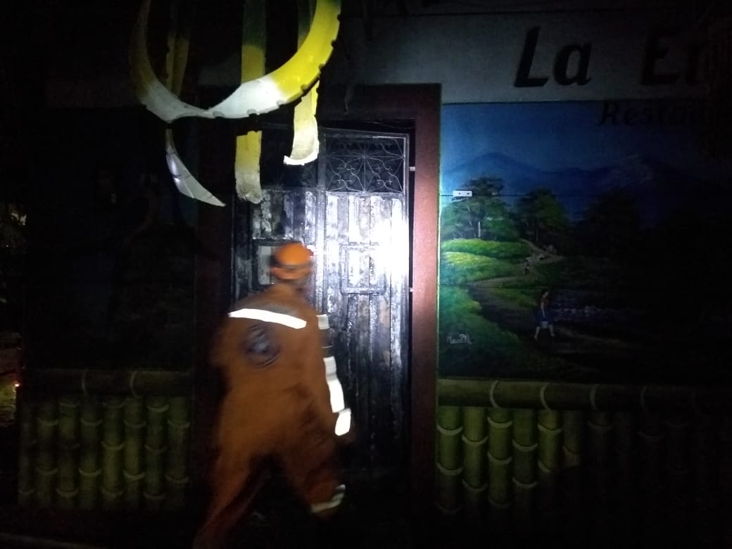 Voraz incendio consumió cuatro locales comerciales en Mariquita 5