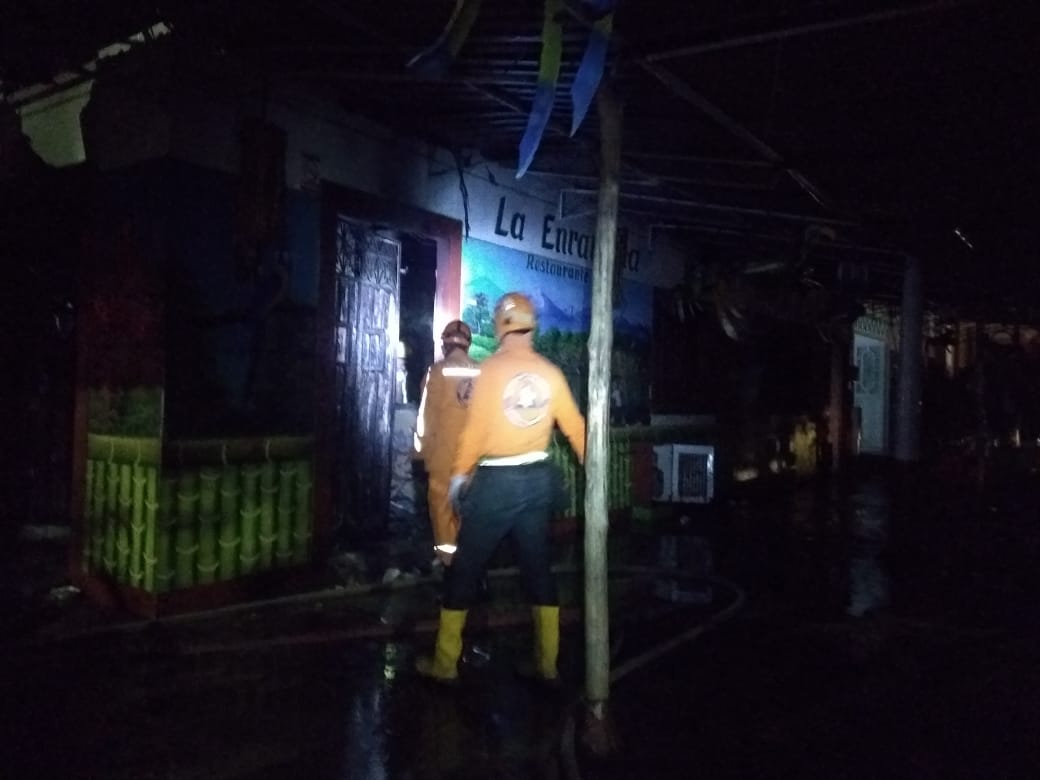 Voraz incendio consumió cuatro locales comerciales en Mariquita 2