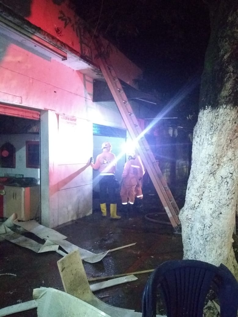 Voraz incendio consumió cuatro locales comerciales en Mariquita 4