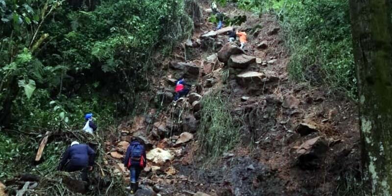Así fue el rescate de cuatro personas atrapadas por fuertes lluvias 7