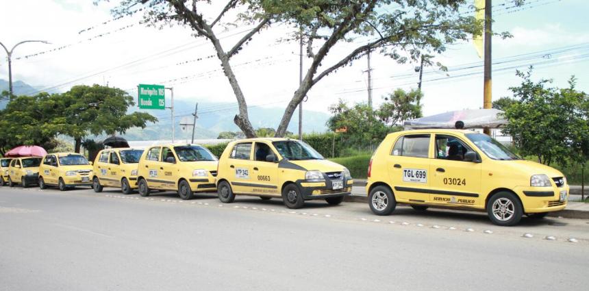 Sólo los taxis están habilitados en el toque de queda 1