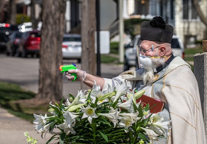 Con pistola de agua, sacerdote encontró una nueva forma de bendecir a fieles 5