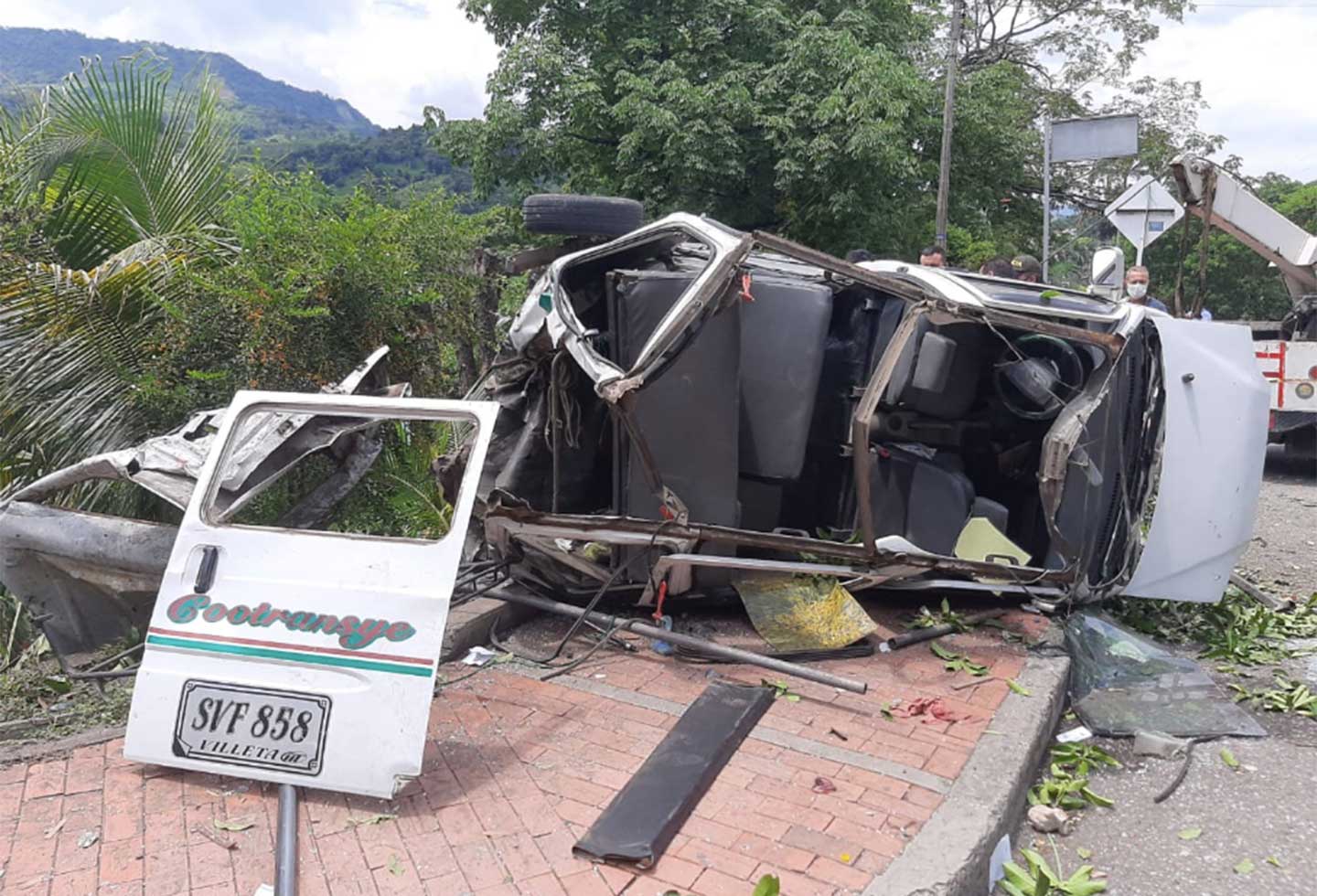 Camión sin frenos se llevó todo a su paso y de milagro no causó muertes 2