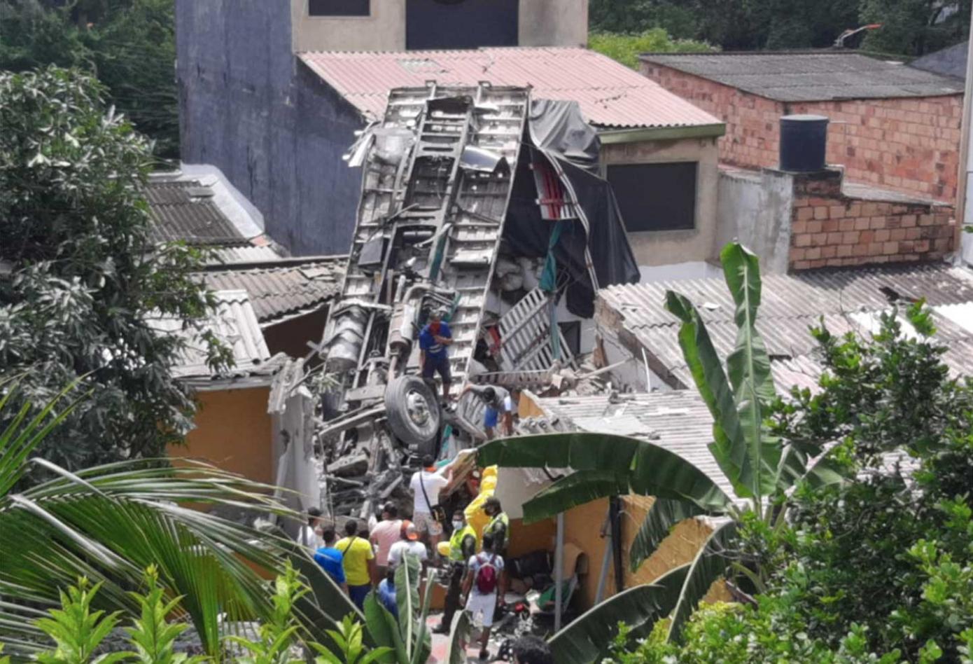 Camión sin frenos se llevó todo a su paso y de milagro no causó muertes 1